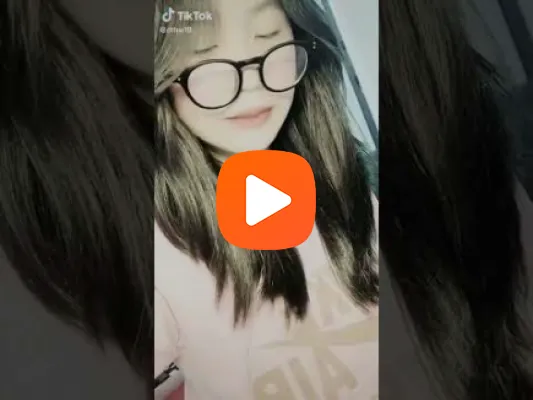 Trà Giang hot tiktoker dán núm trên live stream