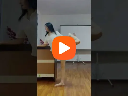 Video Sau khi ngắm nghía ký càng cô gái trẻ quyết định hành động