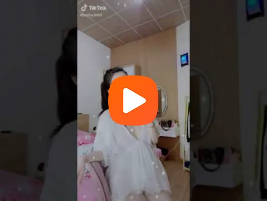 Video Cô gái dễ thương thích trải nghiệm cảm giác ở cầu thang bộ trong khách sạn