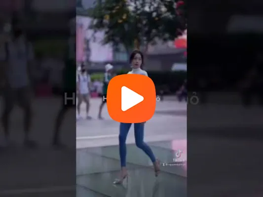 Video Cô gái nữ sinh ngoan ngoãn xinh đẹp trong bộ áo dài