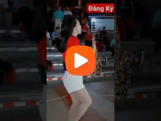 Video Cô gái trẻ bên cạnh bạn trai nhưng vẫn thích chơi đồ chơi