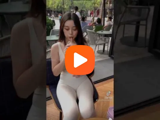 Video Cô gái xinh đẹp vừa làm xong đã vội vã xuống bếp nấu ăn