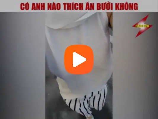 Video Cả nhà đi vắng cô gái rủ bạn qua chơi