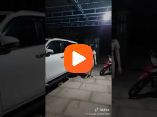 Video Cô gái trẻ Rosababyvip mang theo đồ chơi để nghịch trên xe bus