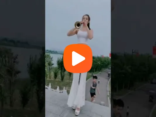 Video Chàng trai trẻ chăm sóc cô bạn gái rất chu đáo