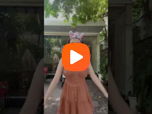 Video Cô gái sinh viên trẻ mới bước chân vào đời