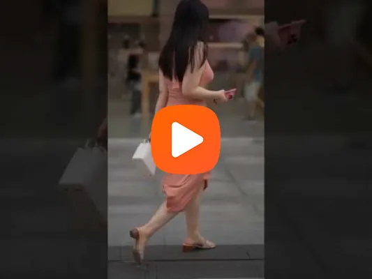 Video Cô gái đang ôn bài để hôm sau đi thi thì bạn trai tới chơi