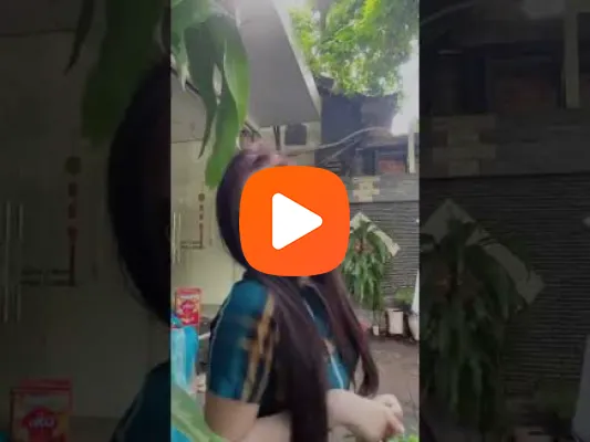 Video Cô gái trẻ sinh viên năm thứ nhất nên hay ngại